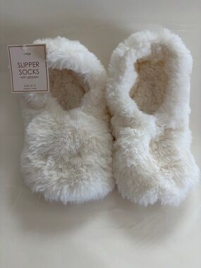 NWT Cozy Faux Fur Slipper Socks in Cream